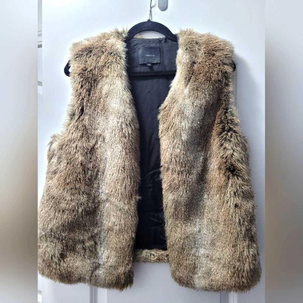 Talula-Aritzia,Faux Fur sleeveless vest in Gray/Brown Color. Hook closure.Size:M